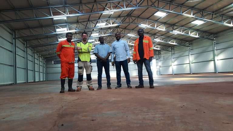 Équipe 2GE sur le chantier du hangar métallique FISH & CO, Douala
