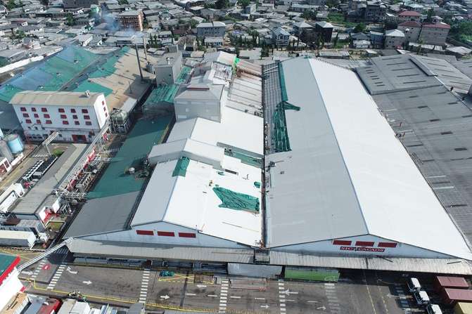 Surtoiture industrielle de 12 000 m² réalisée par 2GE pour SIC Cacaos, Douala